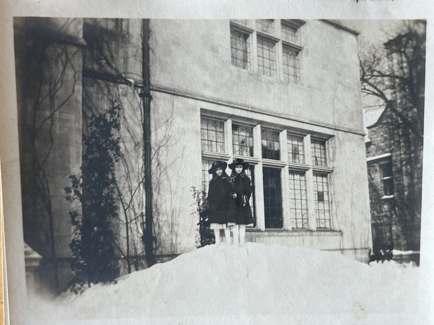 Children before the mansion in winter